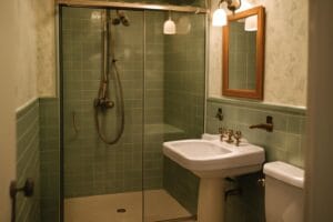 Mała łazienka vintage z prysznicem