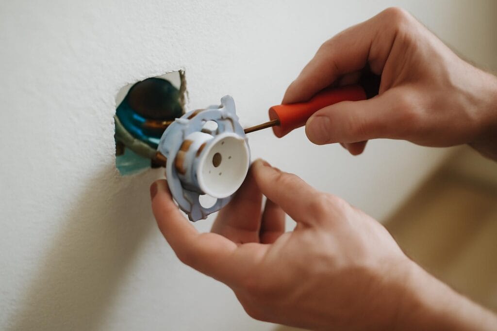 Montaż gniazdka elektrycznego krok po kroku