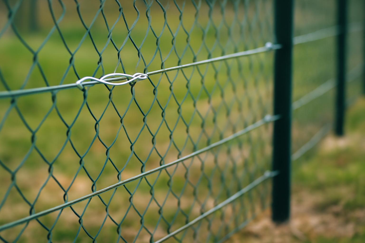 Montaż i ulepszanie ogrodzeń siatkowych