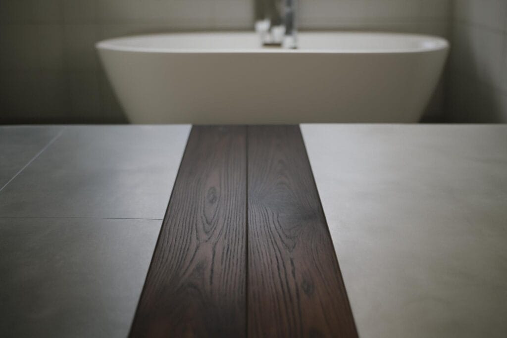 Porównanie podłóg do łazienki: gres, winyl, mikrocement