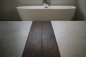 Porównanie podłóg do łazienki: gres, winyl, mikrocement