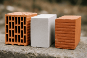 Ściany nośne: pustak, beton komórkowy, ceramika — porównanie