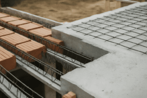 Strop gęstożebrowy czy monolityczny? Zalety i wady